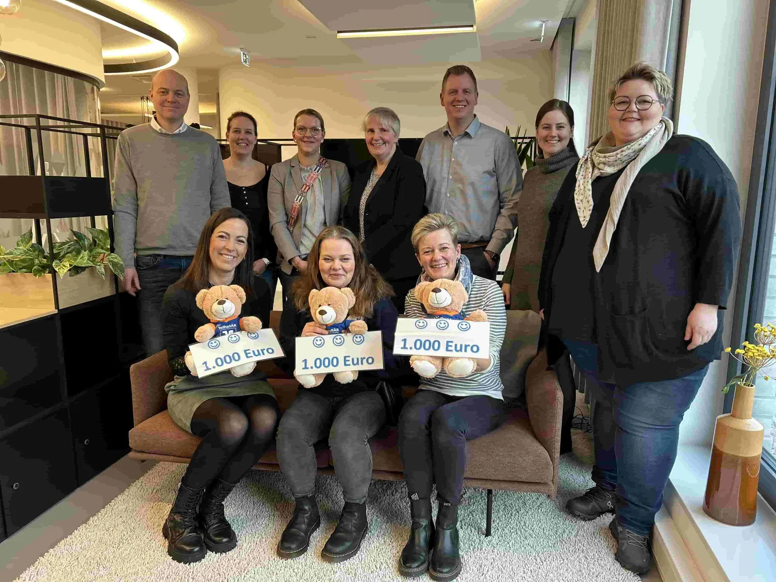 Spenden für die DLRG Harrislee e. - Vier Personen mit Spendencheck